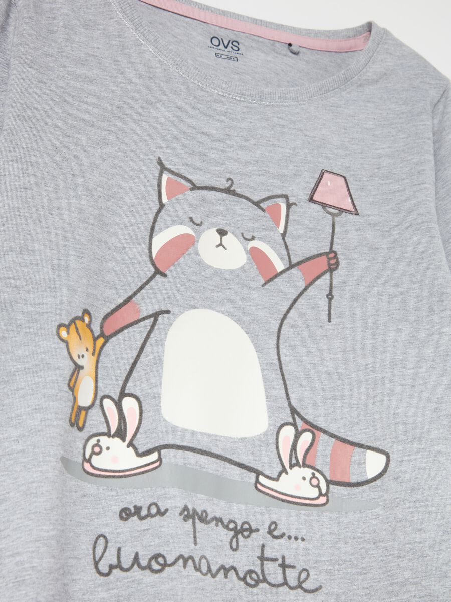 Long pyjamas with "Ora spengo e ... buonanotte" print_5
