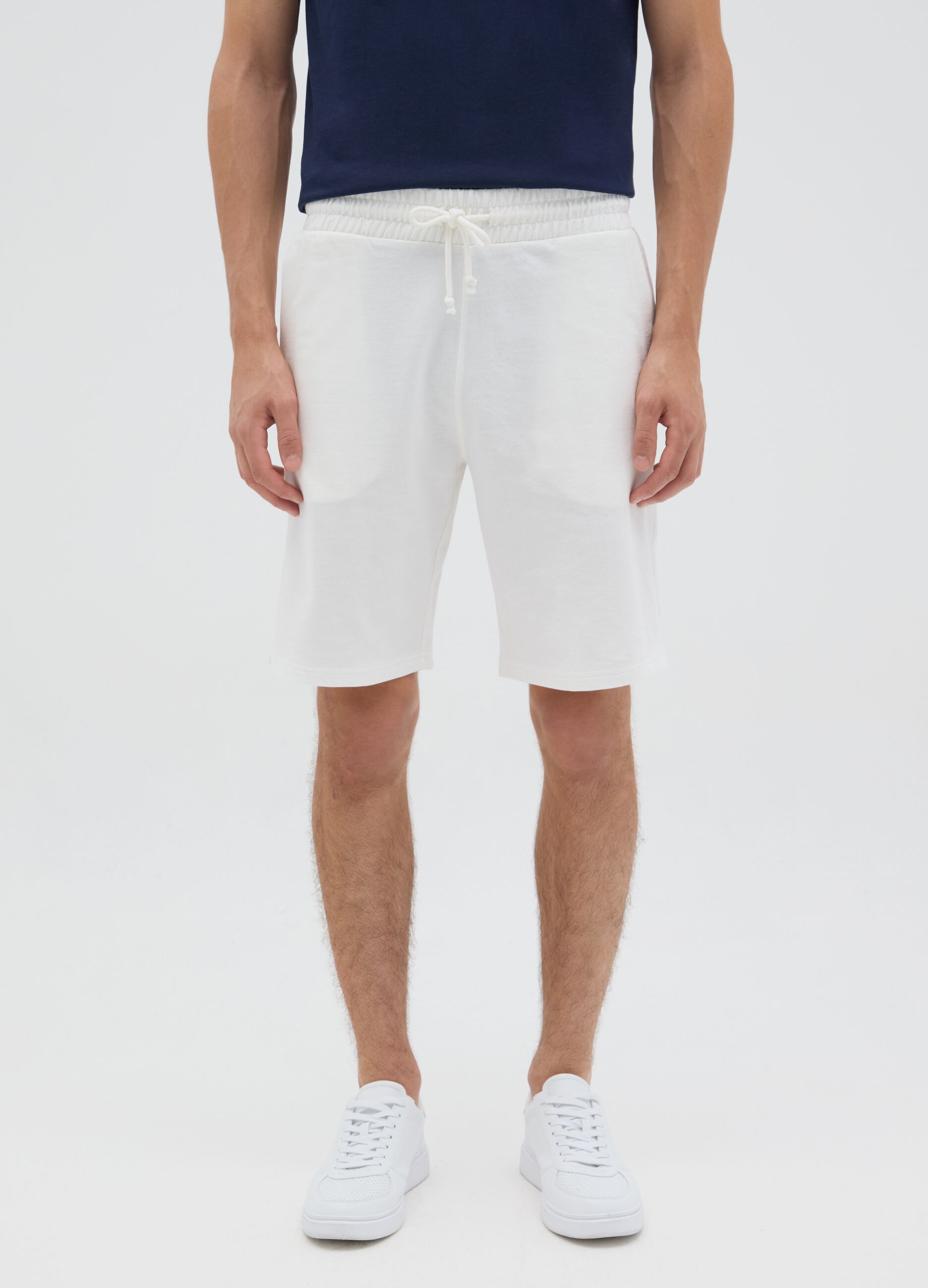 Regular fit white cotton blend men's shorts with back pocket