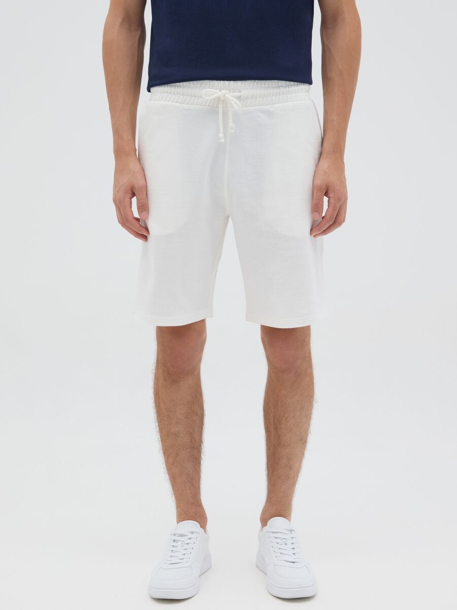 Regular fit white cotton blend men's shorts with back pocket_1