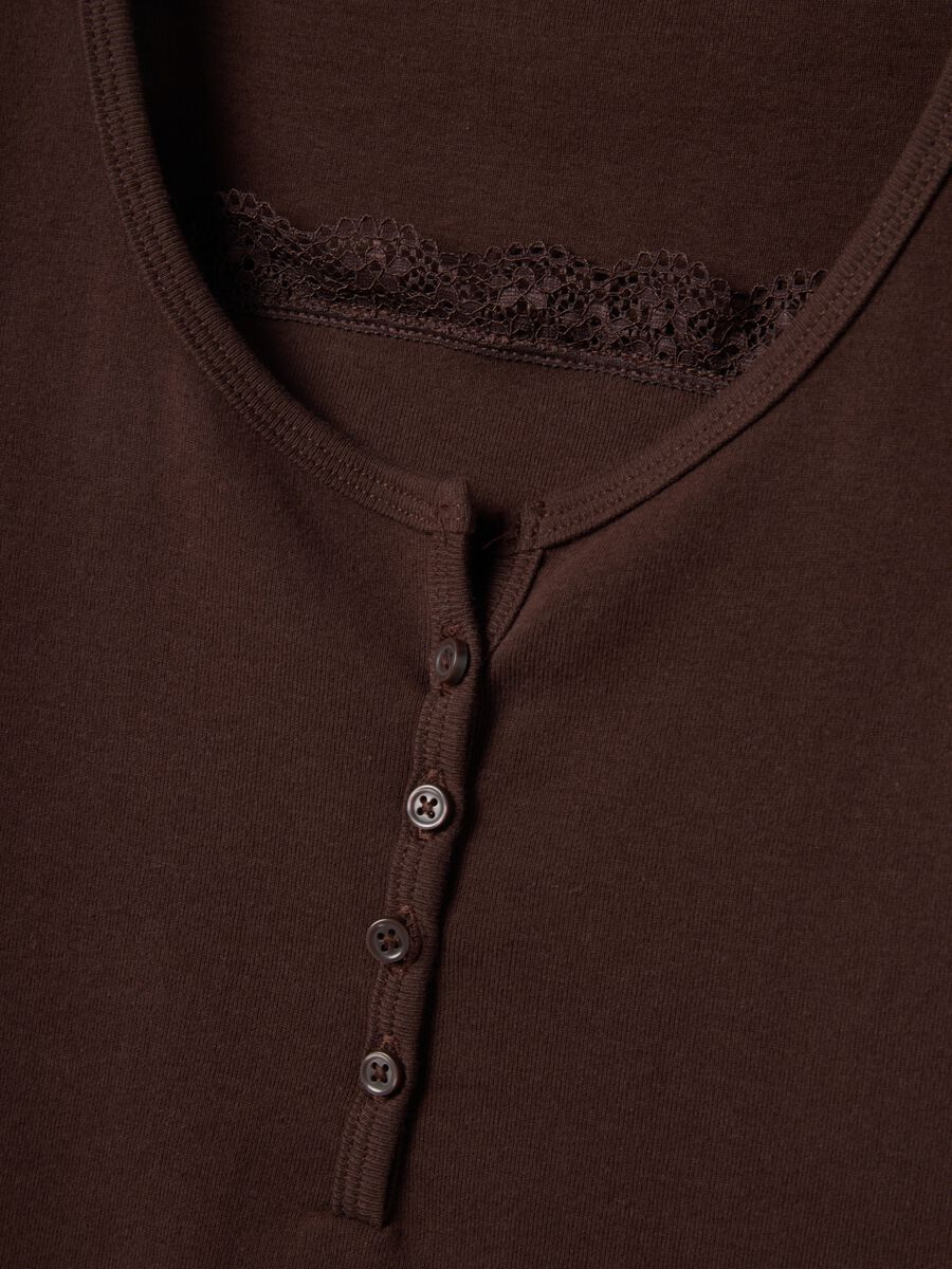 T-shirt in misto cotone marrone regular fit con dettagli in pizzo_5