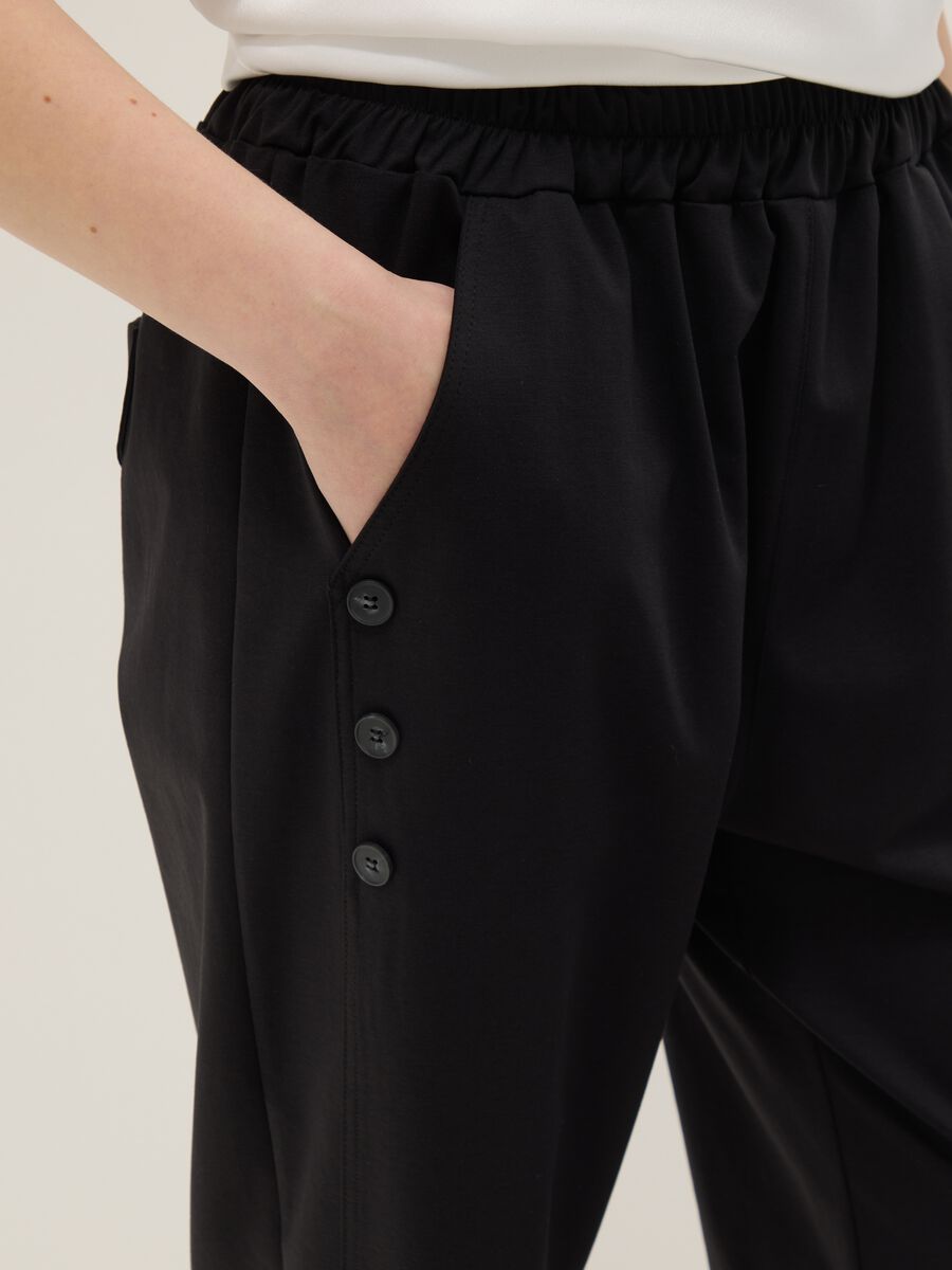 Pantaloni neri in misto cotone elasticizzato regular fit con bottoni_4