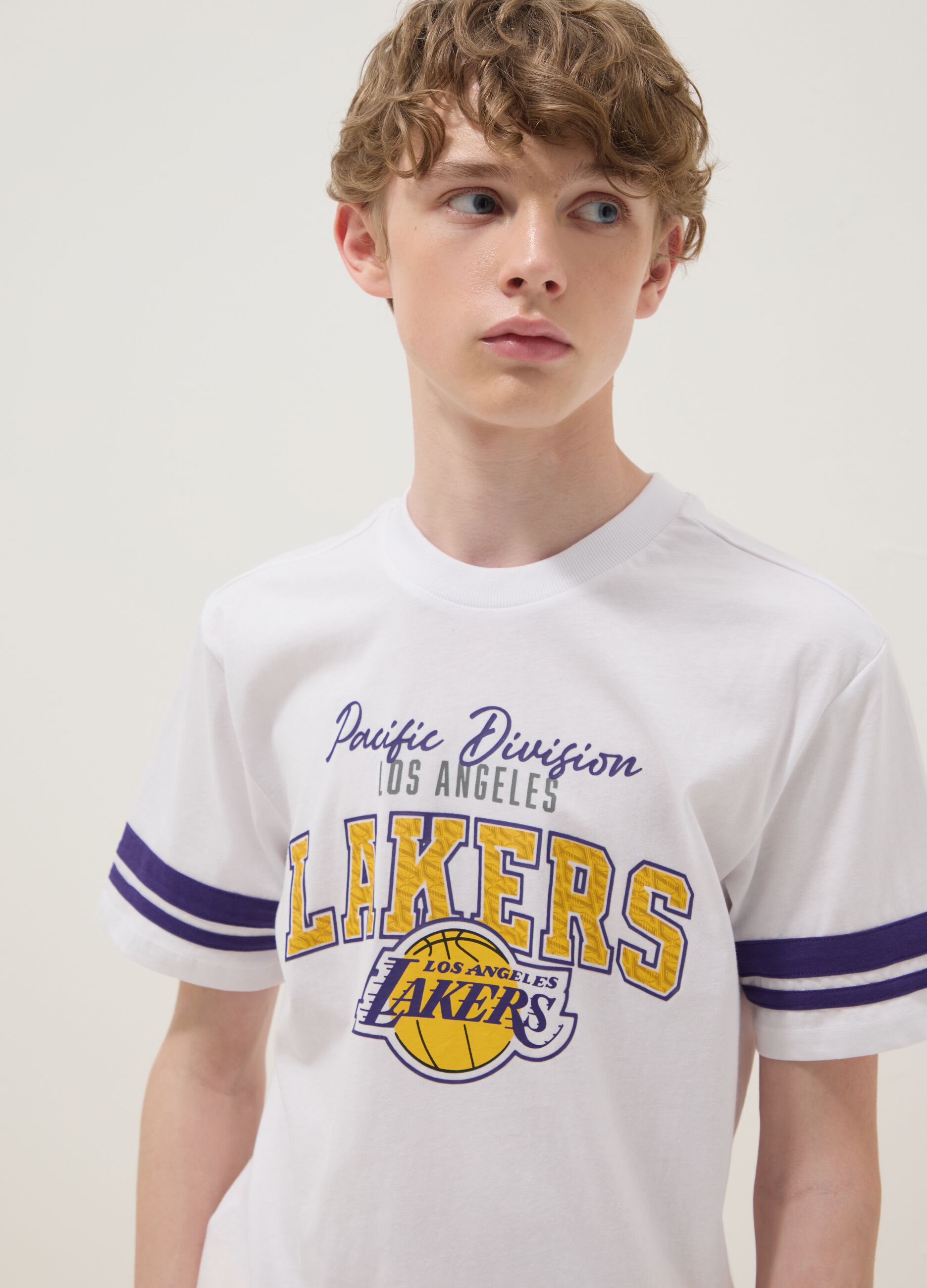 T-shirt in puro cotone bianca da ragazzo relaxed fit con stampe Lakers