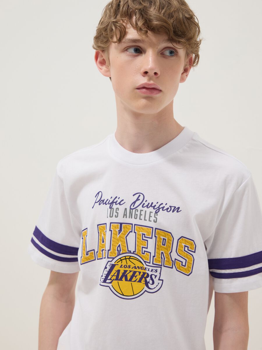 Boys' pure cotton relaxed fit white T-shirt with Lakers prints_2