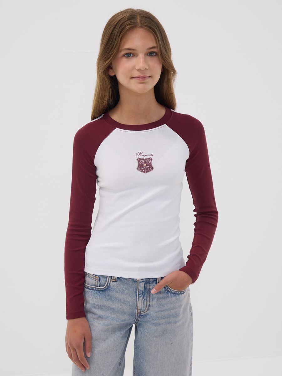 T-shirt bianca in cotone elasticizzato con stemma Hogwarts per ragazza_1