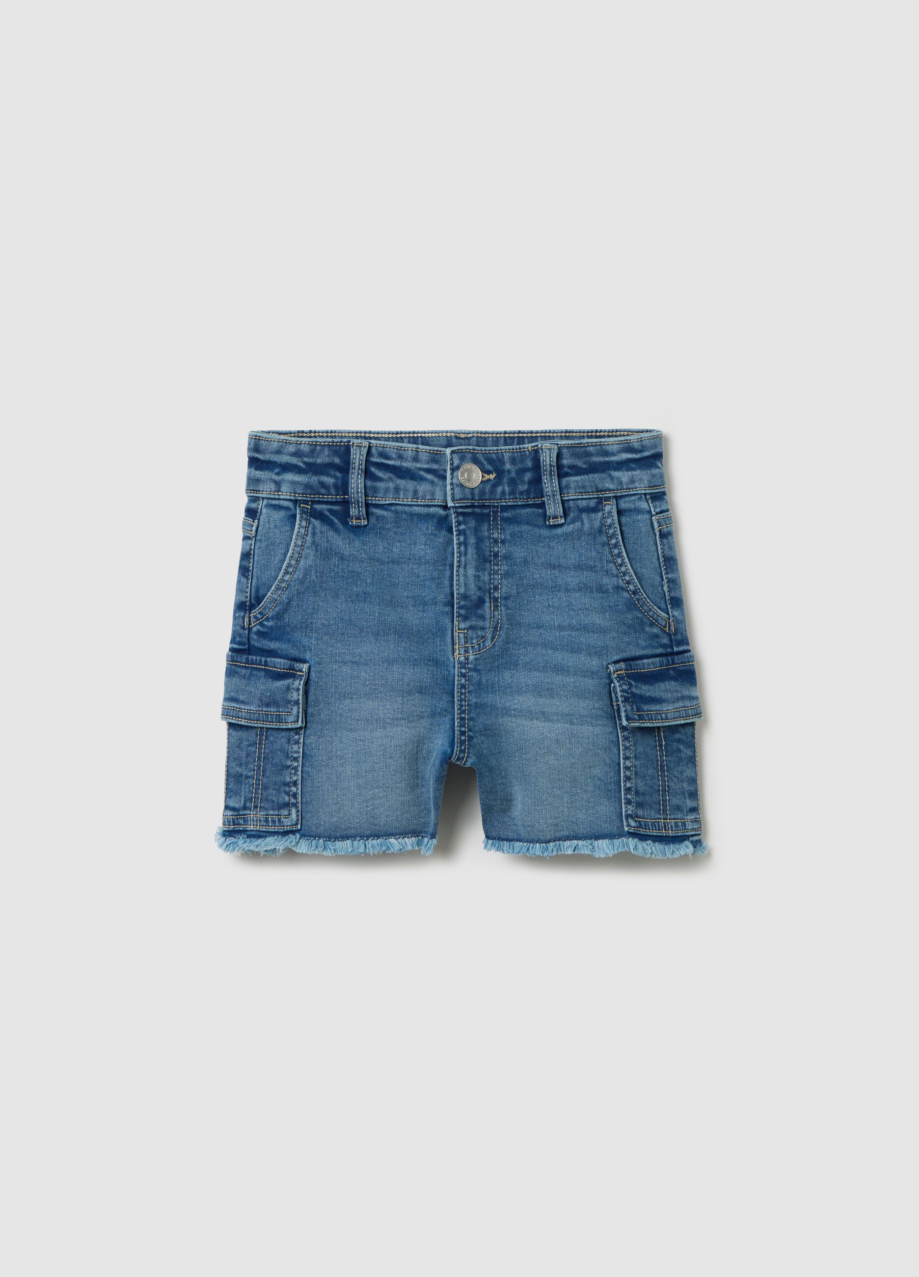 Shorts cargo denim con orlo sfrangiato