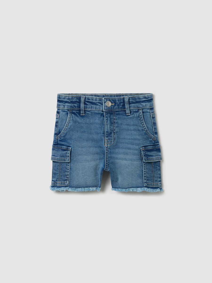 Shorts cargo denim con orlo sfrangiato_0