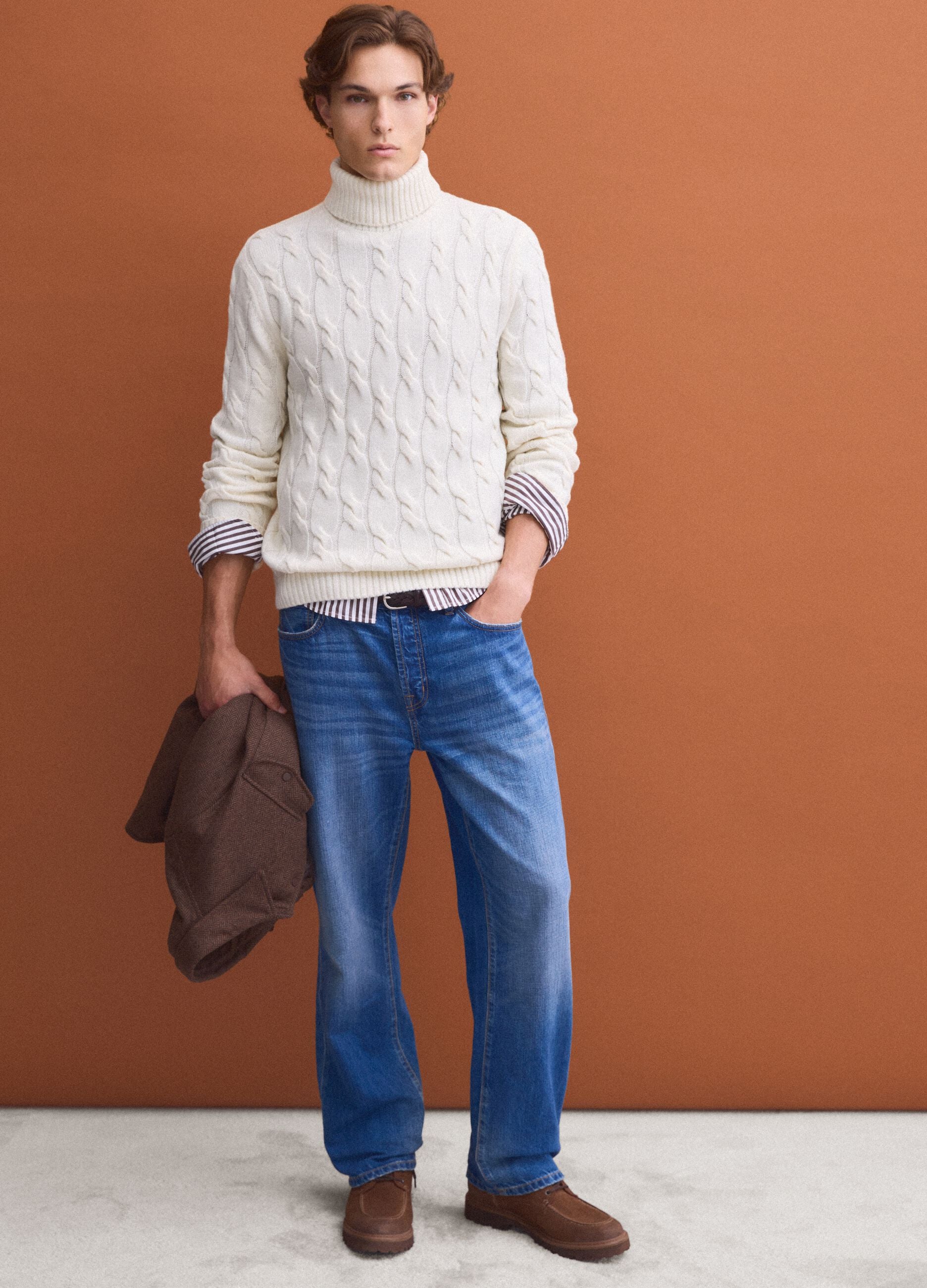 Maglia bianca in misto lana a trecce con dolcevita regular fit