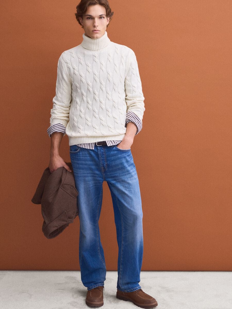 Maglia bianca in misto lana a trecce con dolcevita regular fit_1