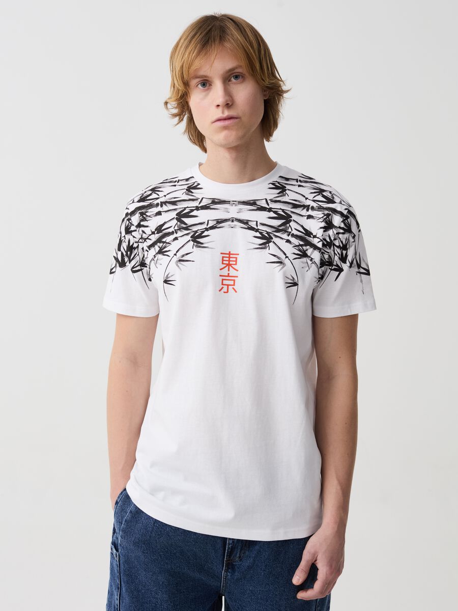 T-shirt with foliage print and round neck_0