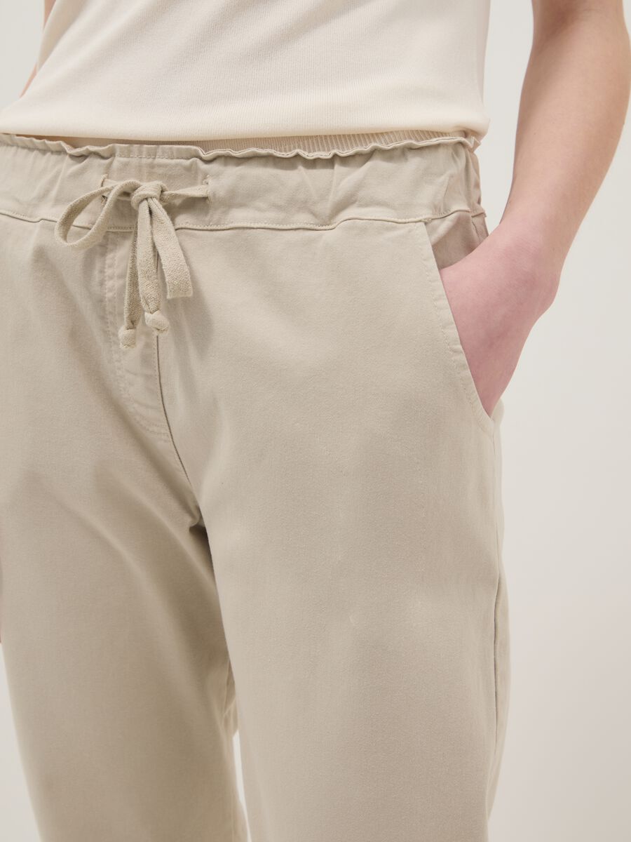 Pantaloni paper bag in cotone elasticizzato beige regular fit_3