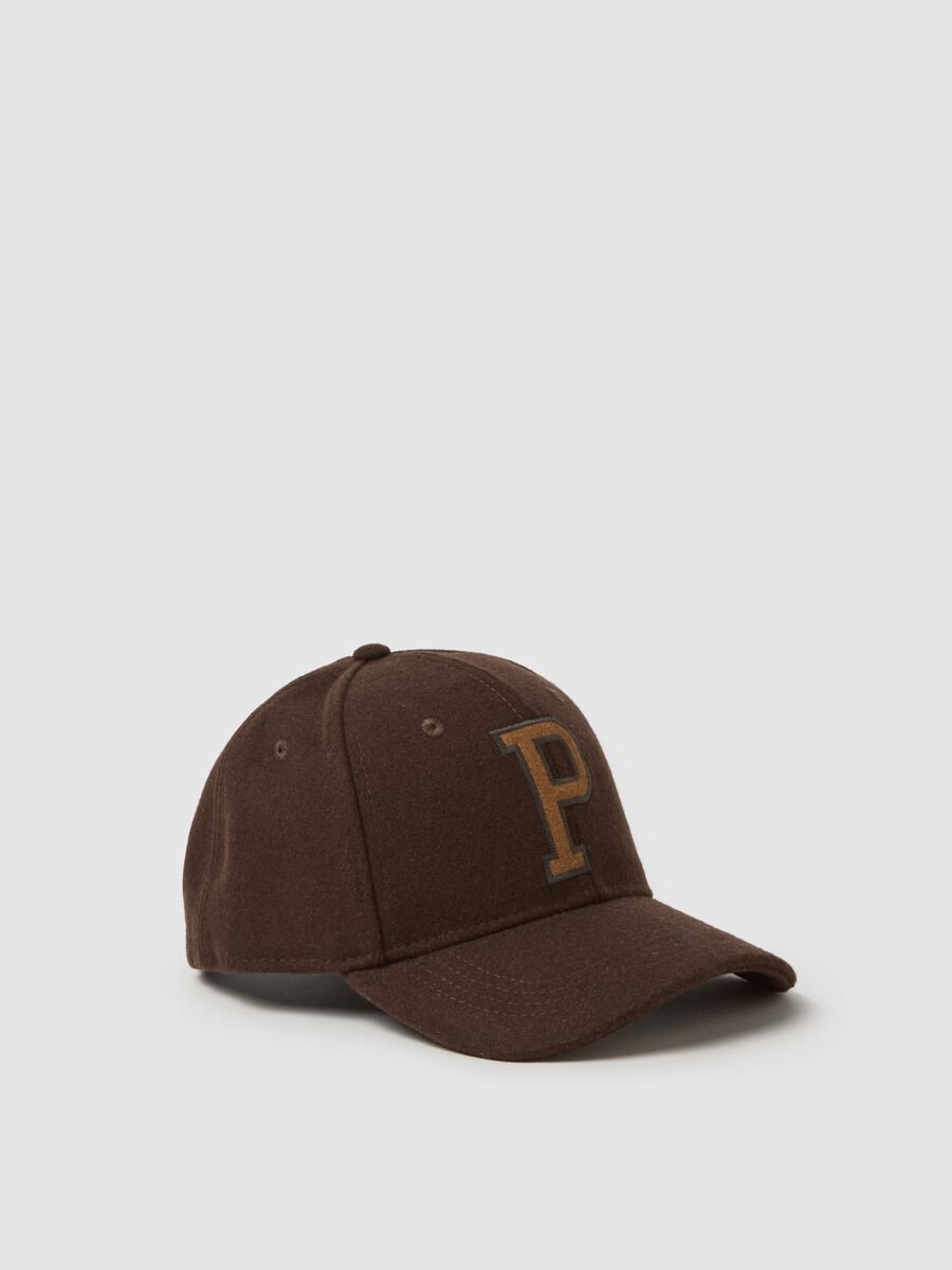 Cappello marrone con lettera ricamata_0
