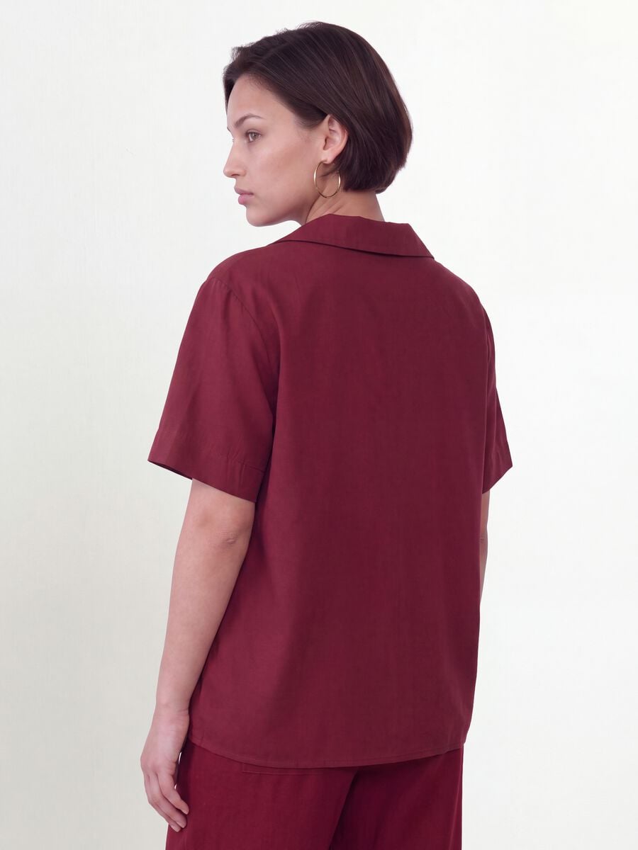 Camicia over fit rossa in misto viscosa a maniche corte_3