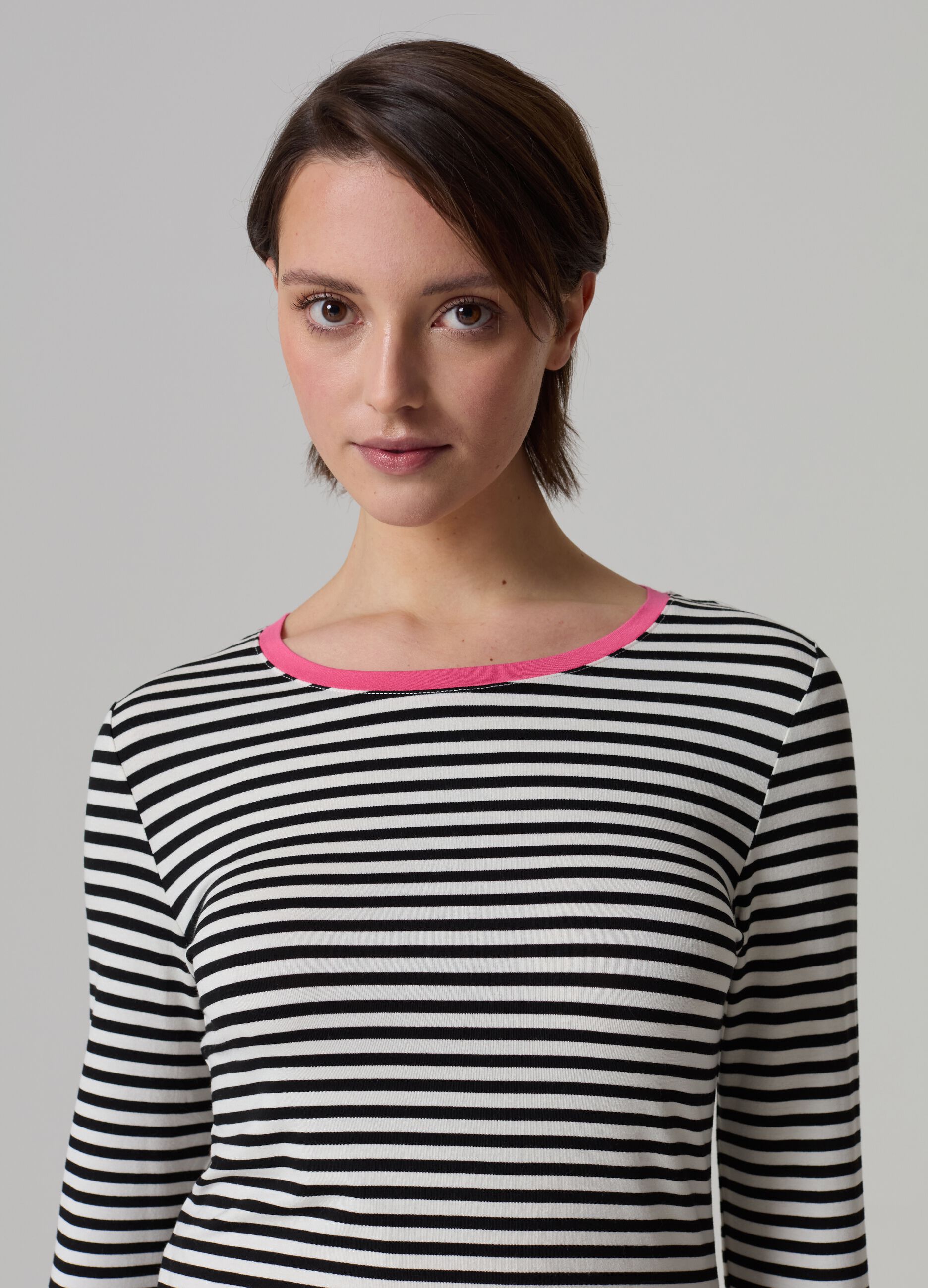 T-shirt a righe con profilo a contrasto