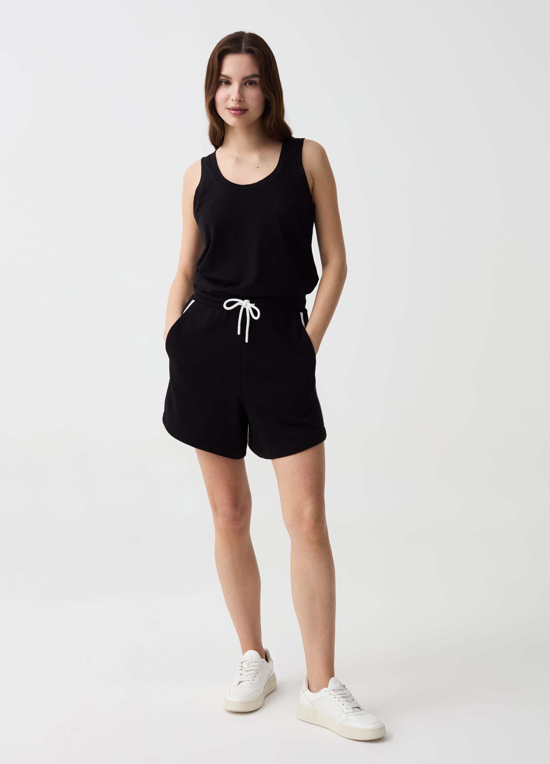 Bermuda jogger Essential con profili rigati