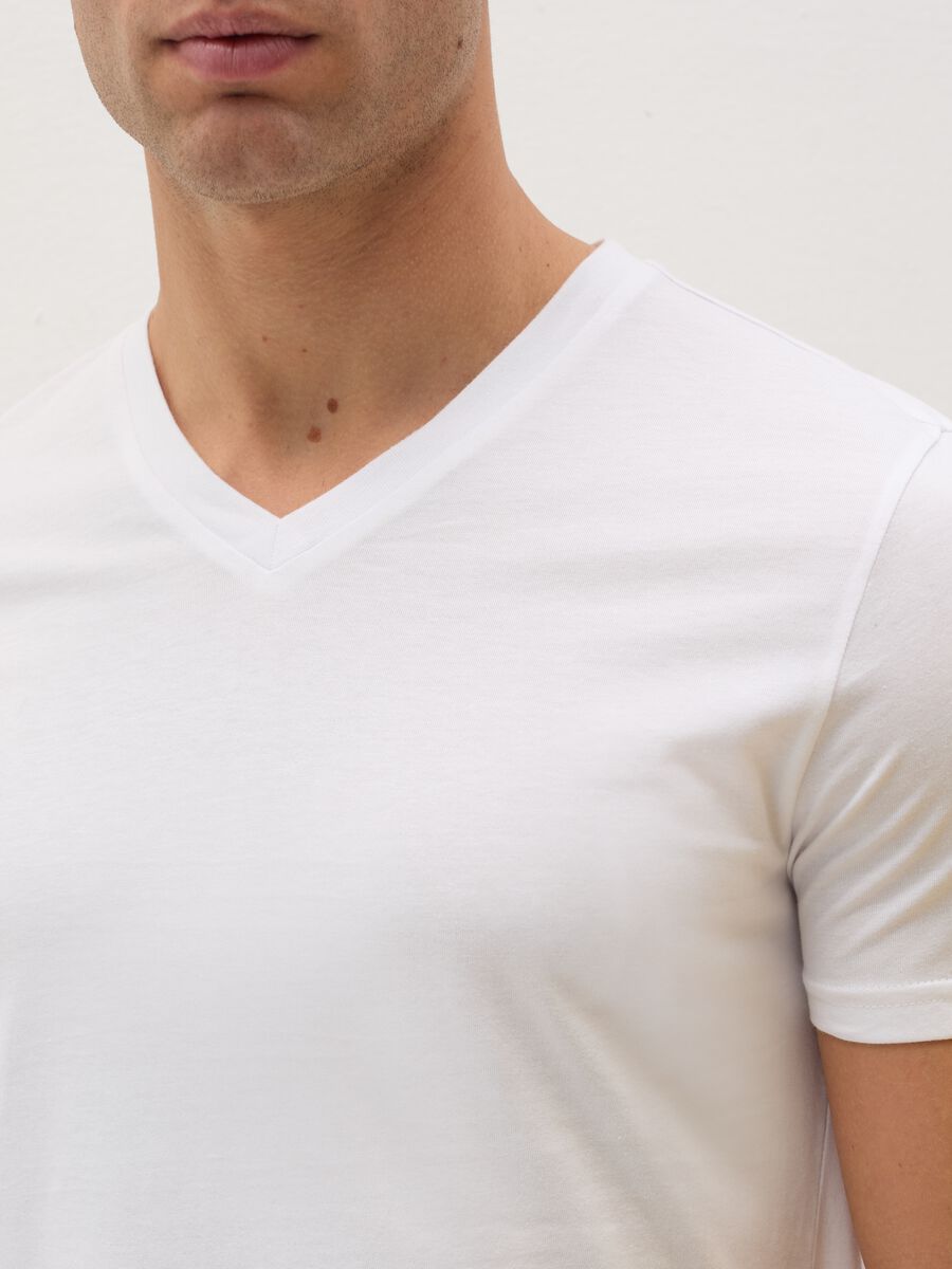Three-pack organic cotton undershirts with V neck_1