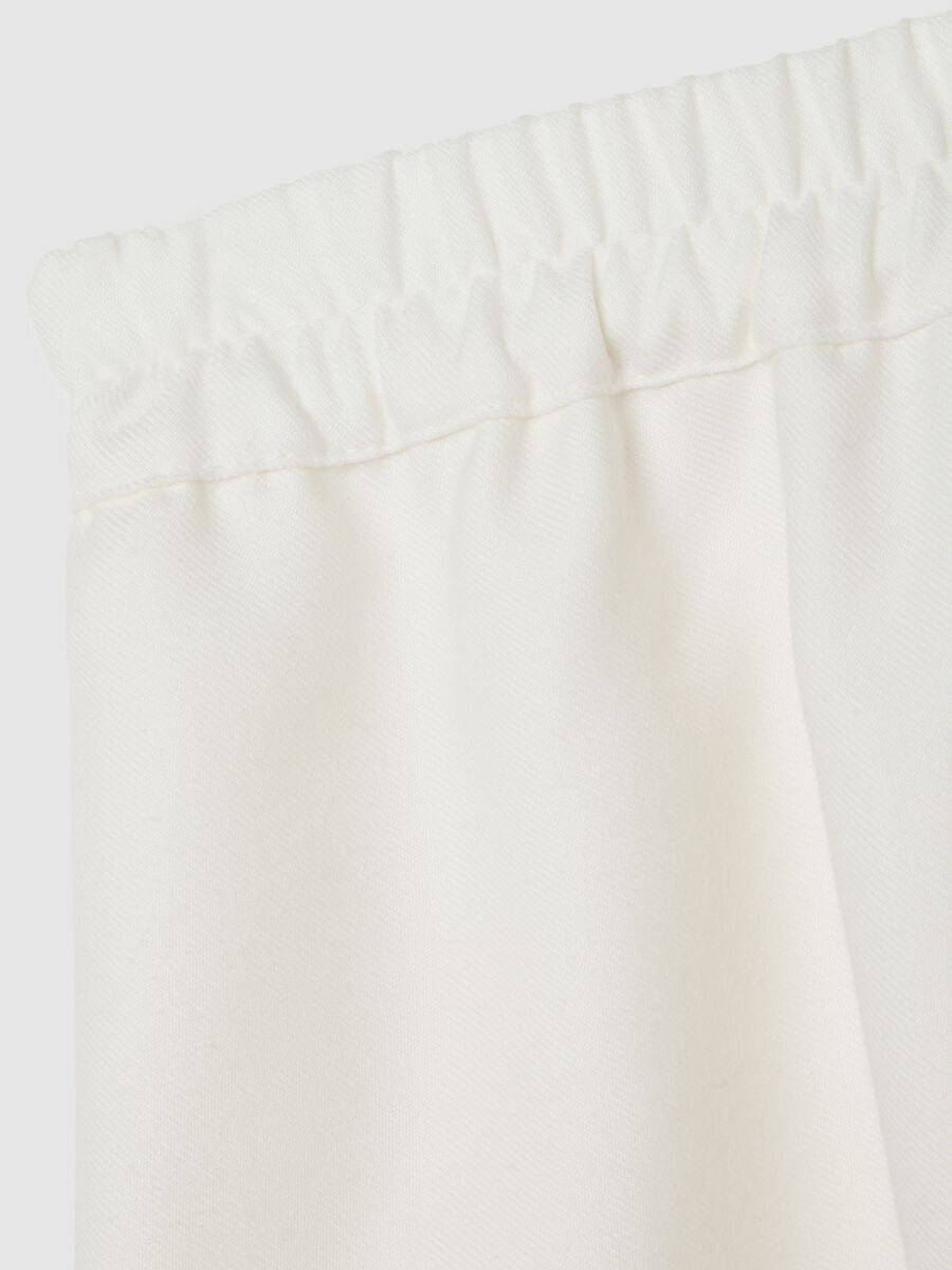 Cozy white shorts with embroidery_3