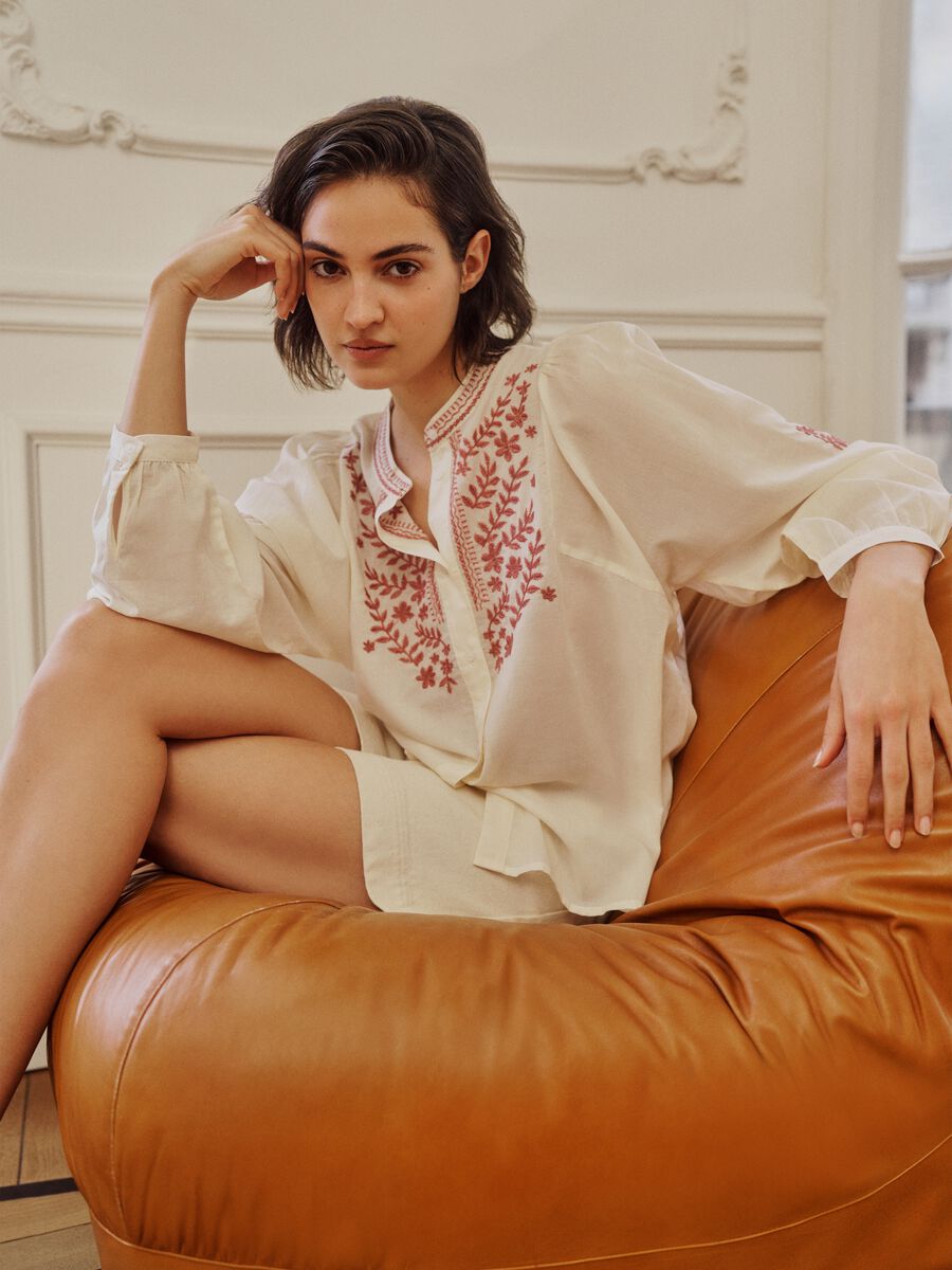 Camicia in misto cotone e lino bianca regular fit con ricami floreali_0