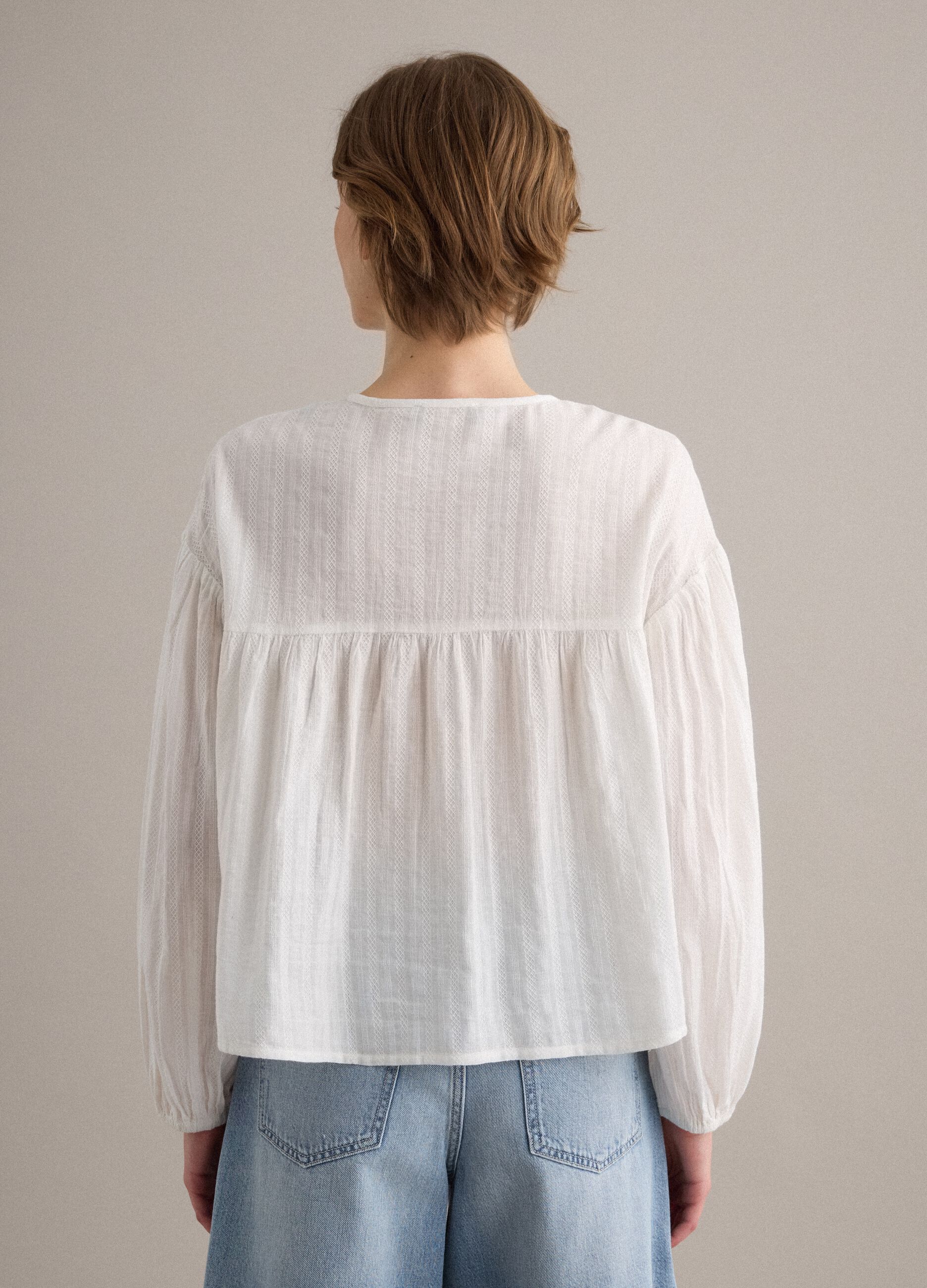 Camicia bianca in puro cotone regular fit con inserti traforati