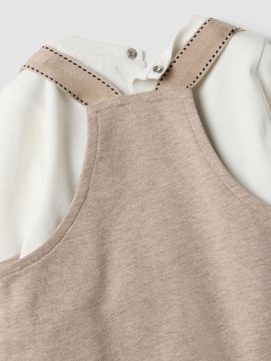 Completo bianco e beige in puro cotone organico con salopette per neonato_3
