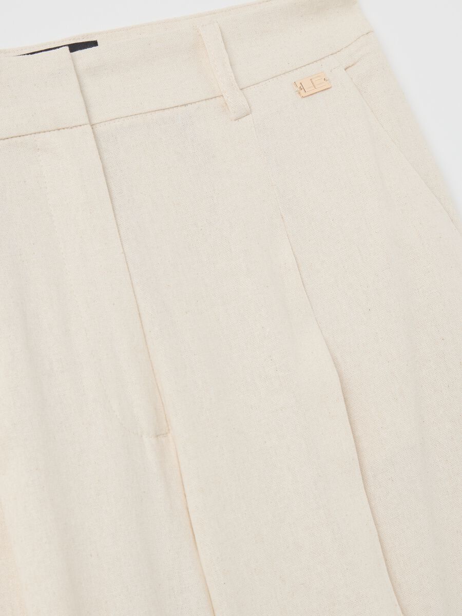 Ivory chino Bermuda shorts with darts_5