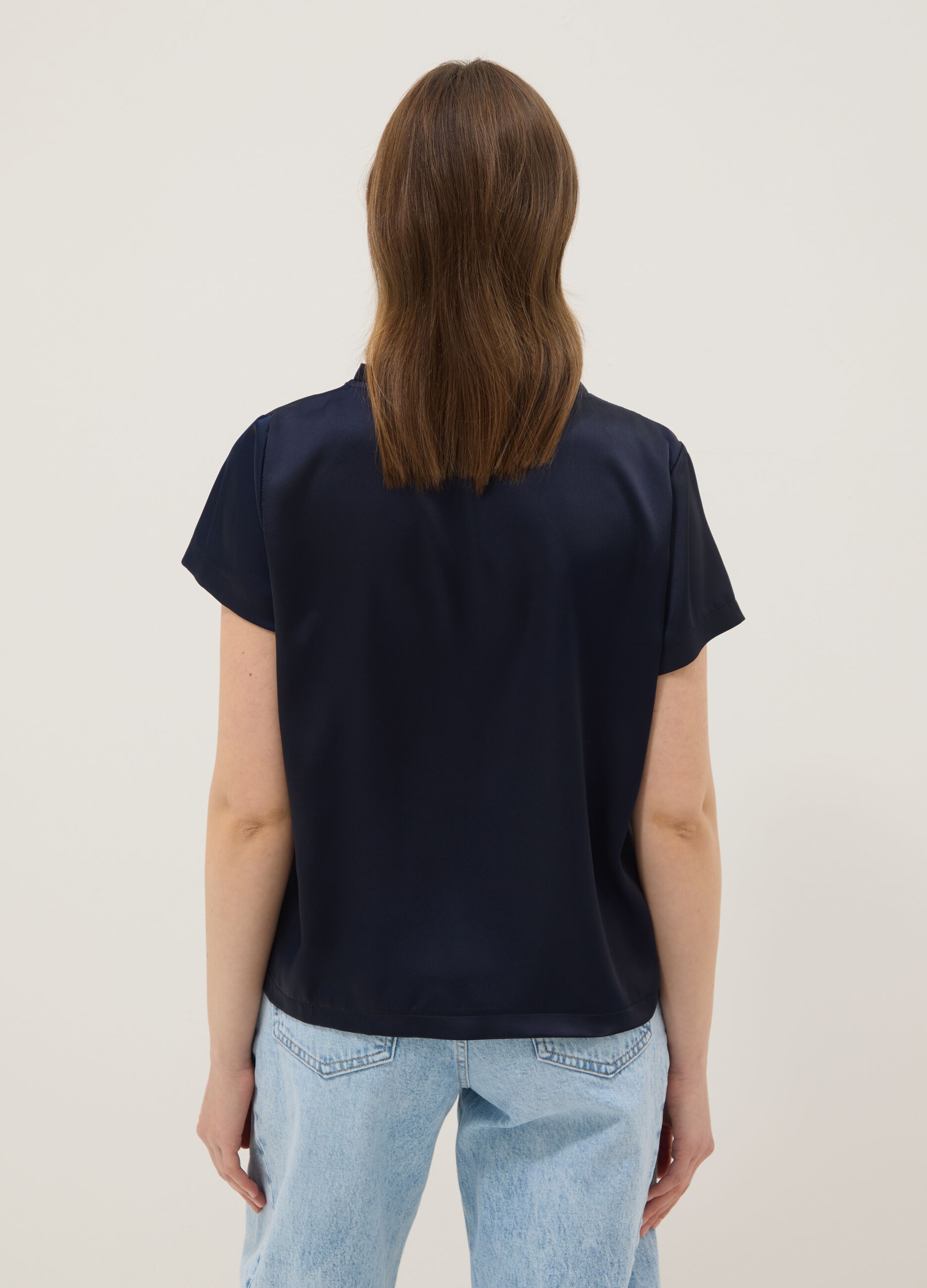 Blue short-sleeve T-shirt with soft neckline, regular fit