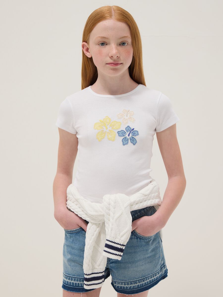 T-shirt bianca in puro cotone da ragazza con fiori ricamati_0