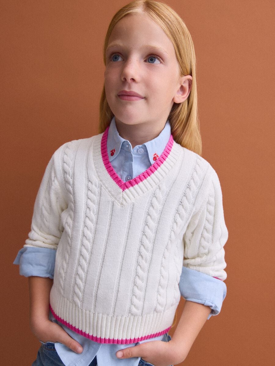 Maglia bianca in puro cotone a trecce con scollo a V per bambina_1