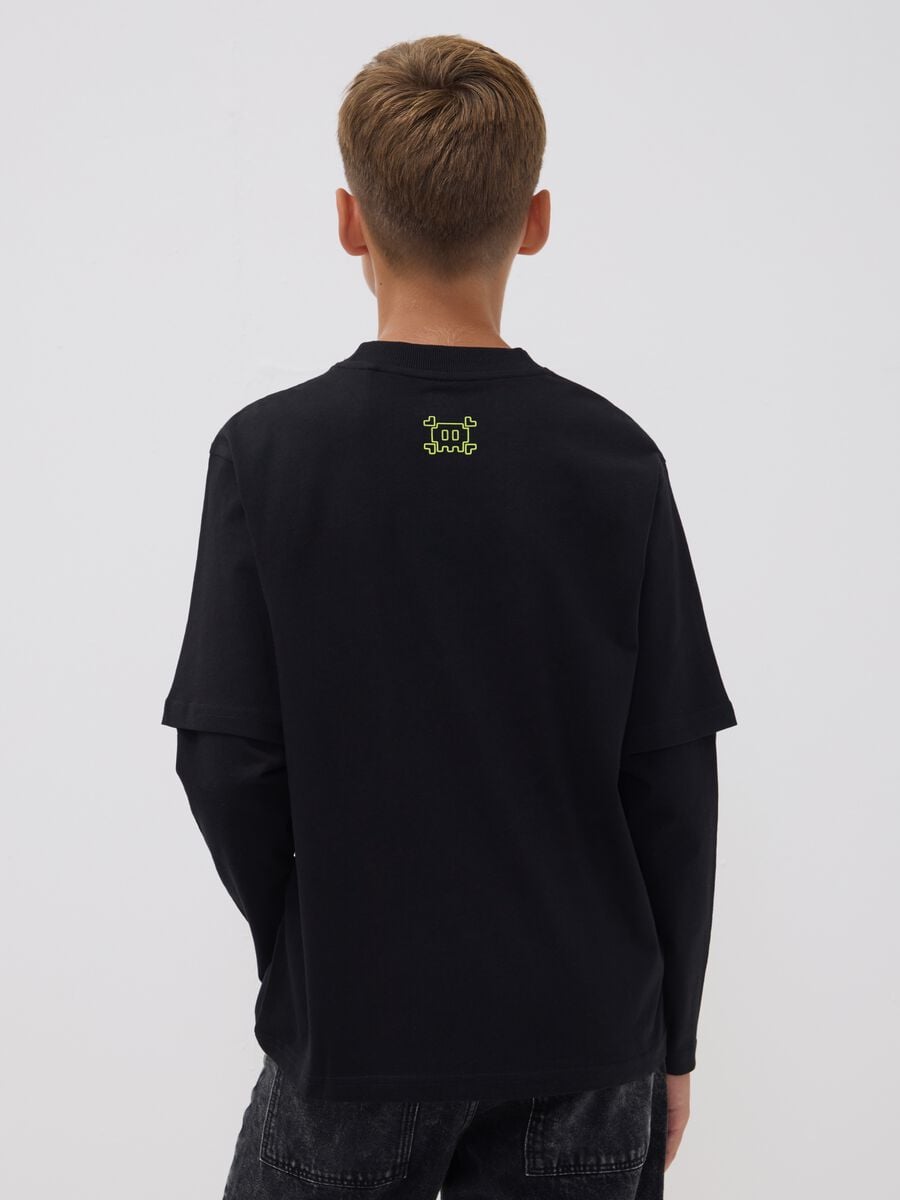 T-shirt nera in puro cotone con girocollo e stampa_2