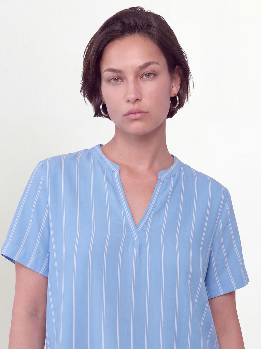 Blusa azzurra a righe in pura viscosa con collo coreano regular fit_0