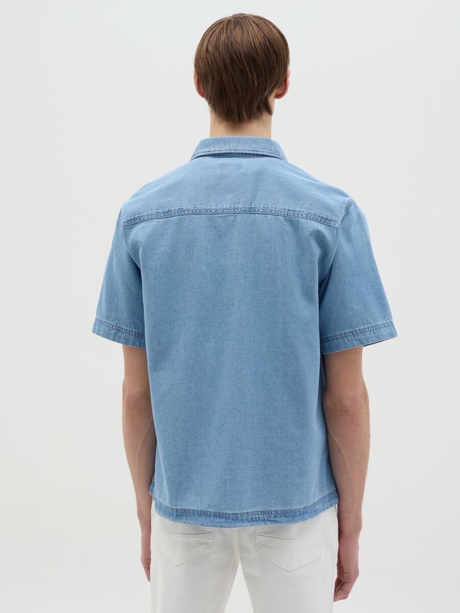 Short-sleeved shirt in denim with pockets_3