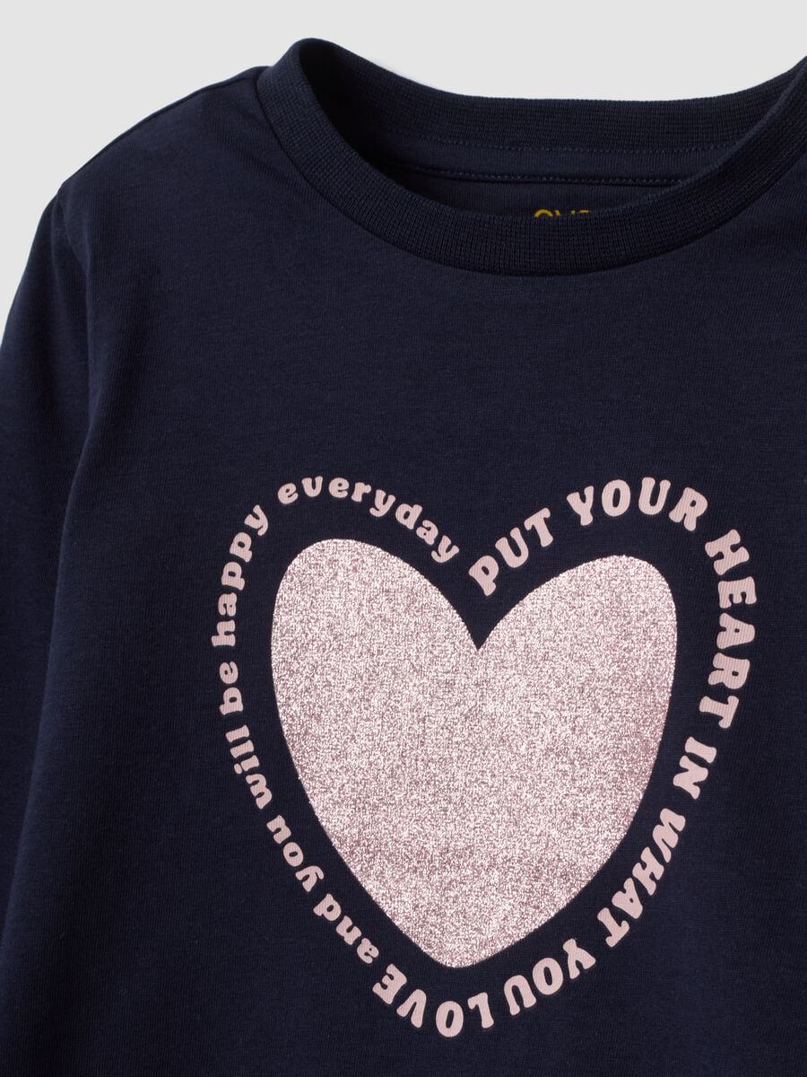 T-shirt blu in puro cotone organico con stampa cuore per bambina_2