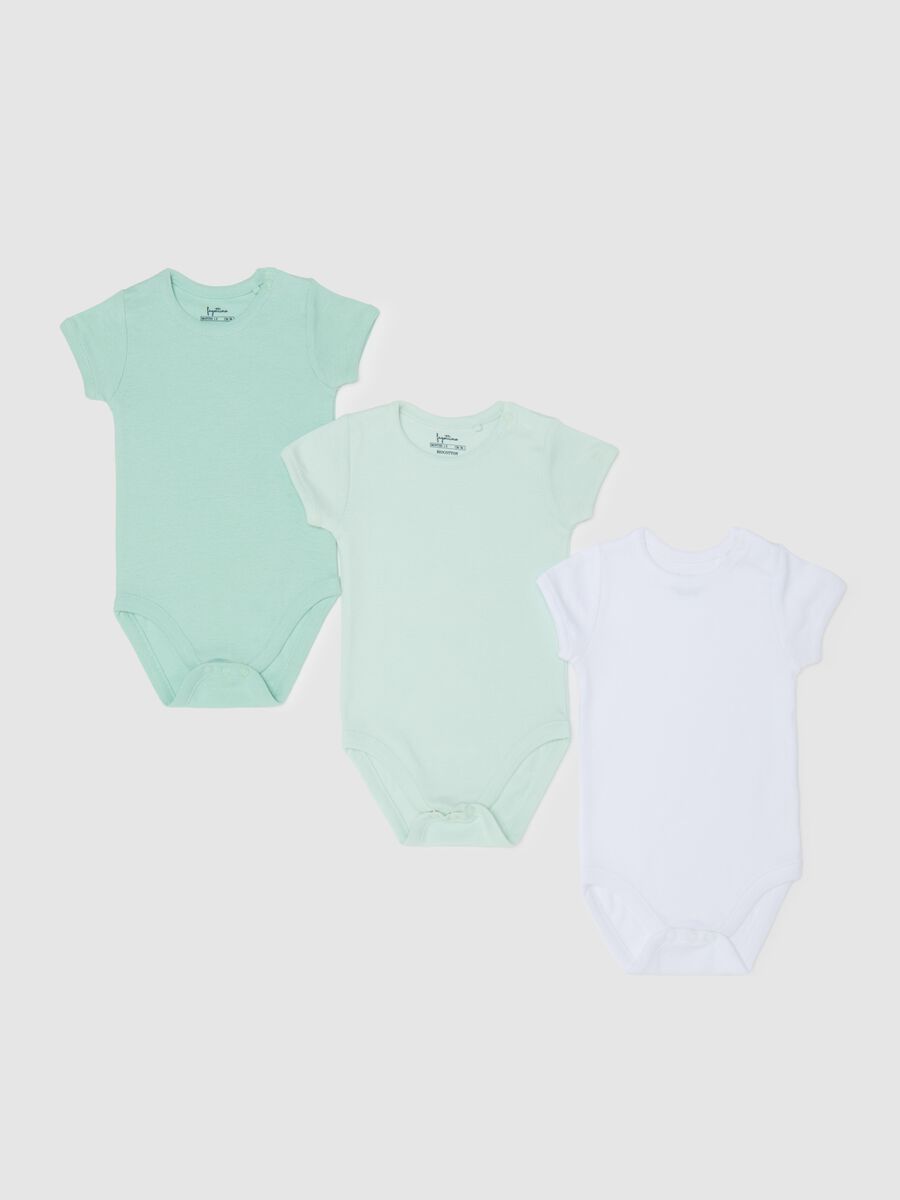 Three-pack short-sleeved bodysuits in organic cotton_0