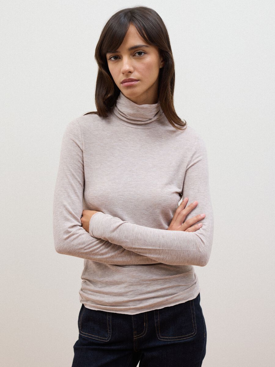 T-shirt beige in modal e lana elasticizzata con colletto rialzato regular fit_1