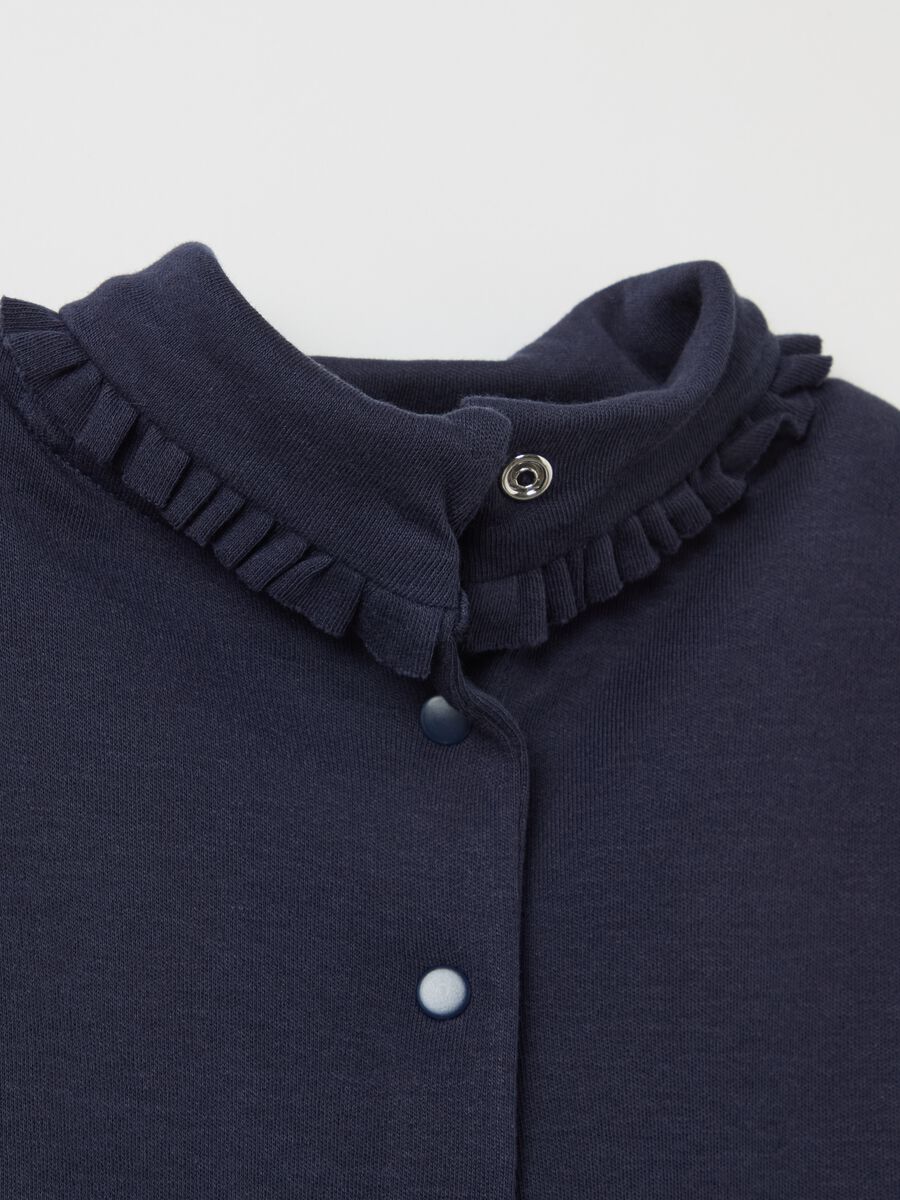T-shirt in cotton with high neck and ruffles_3