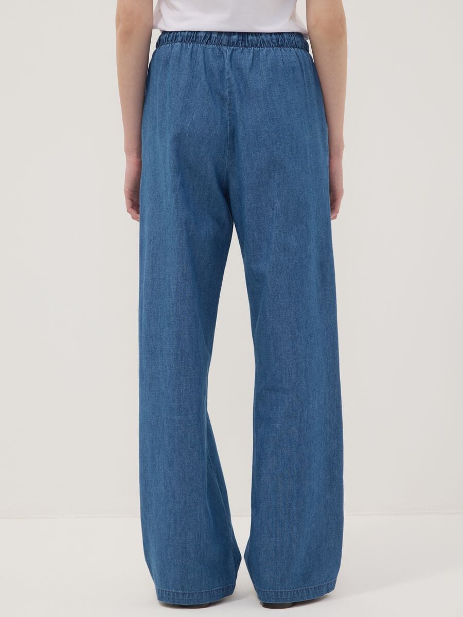 Pantaloni denim blu in puro cotone wide leg con coulisse_2