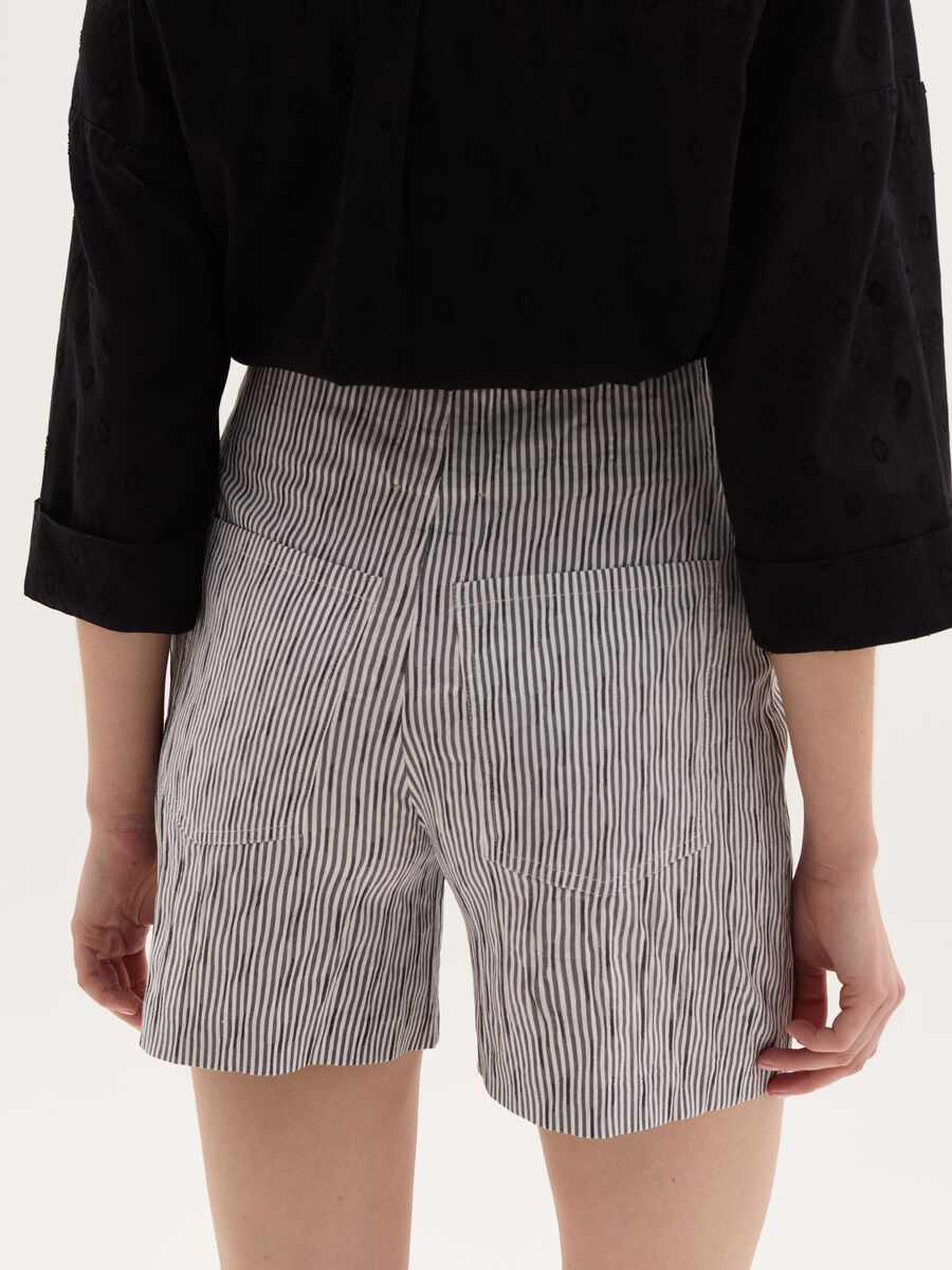 Maternity shorts with thin stripes_2
