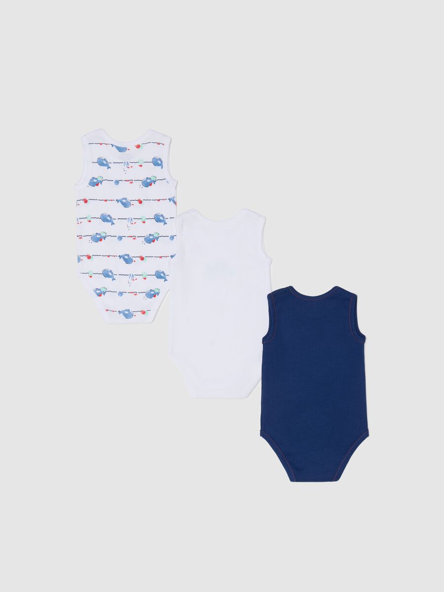 Three-pack sleeveless blue and white bodysuits in organic cotton with print_1