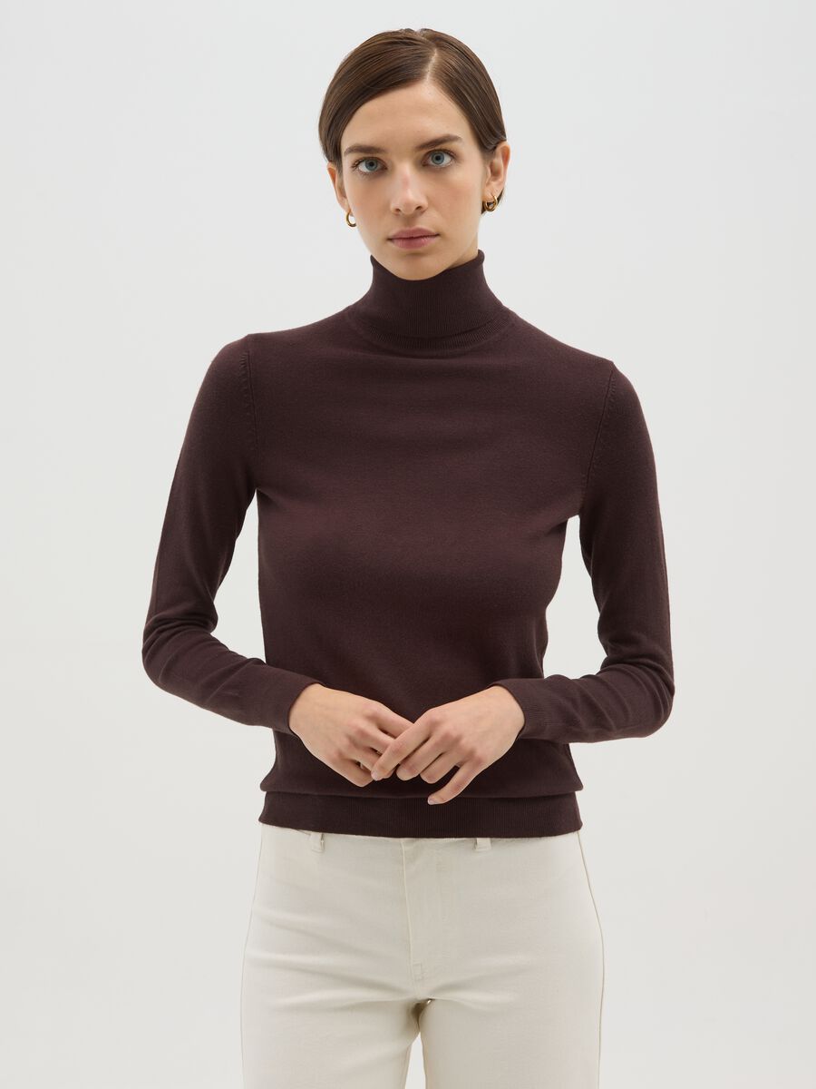 Maglione a coste marrone con collo alto regular fit_0
