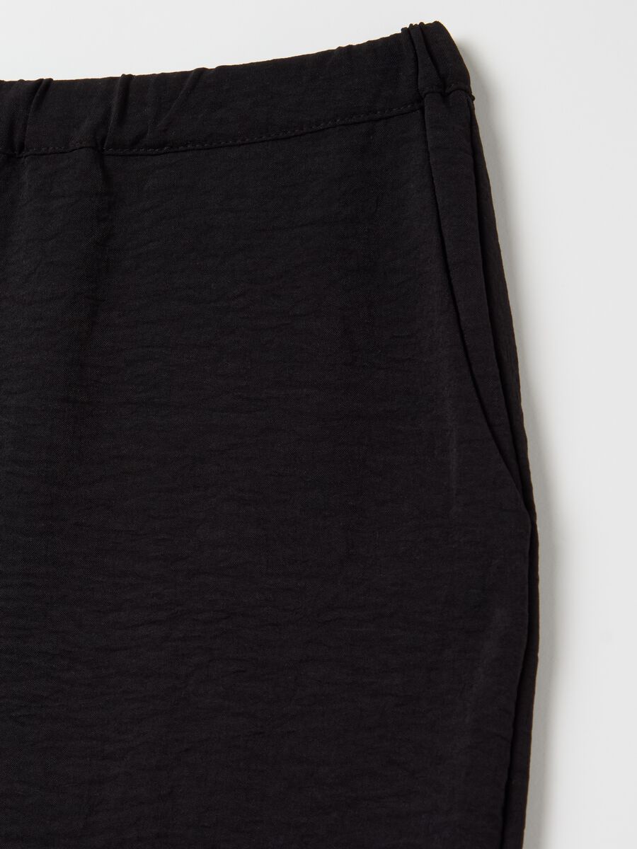 Crinkle-effect fluid trousers_5