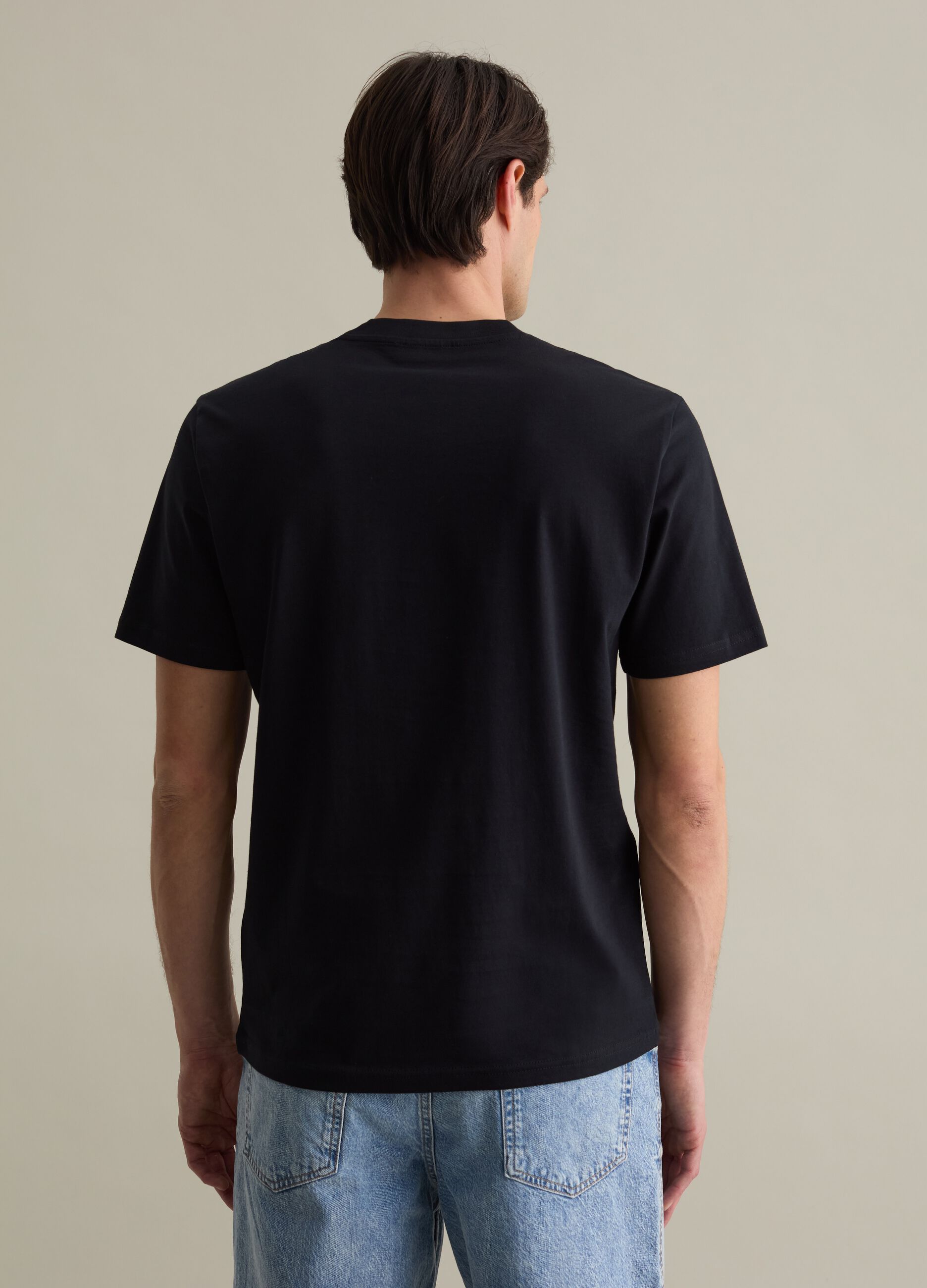 Plain cotton T-shirt with round neck.