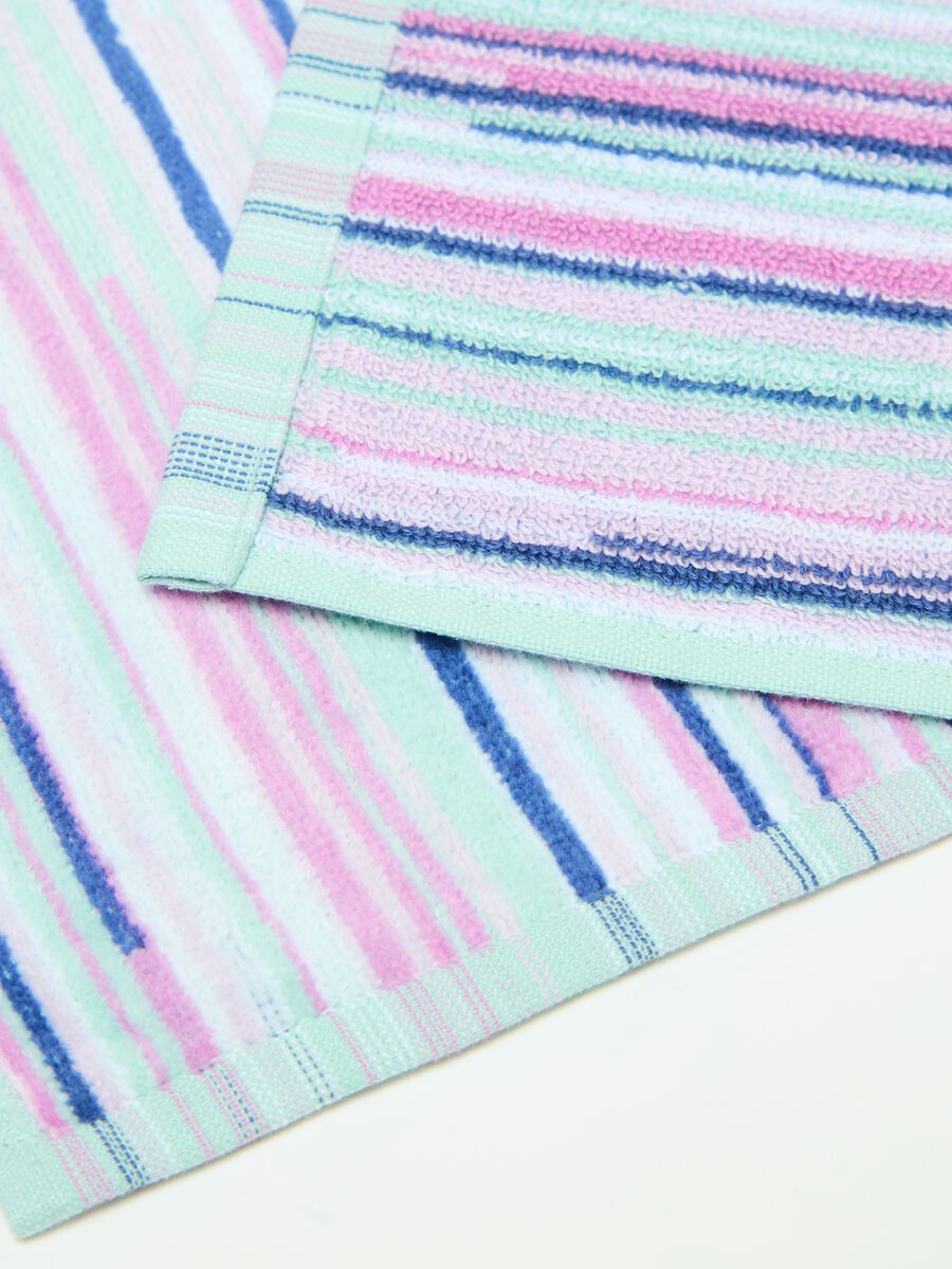 Guest towel with striped pattern_2