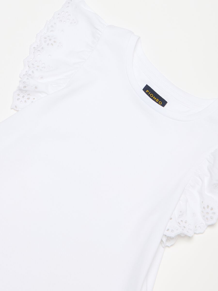 T-shirt con volant in sangallo_5