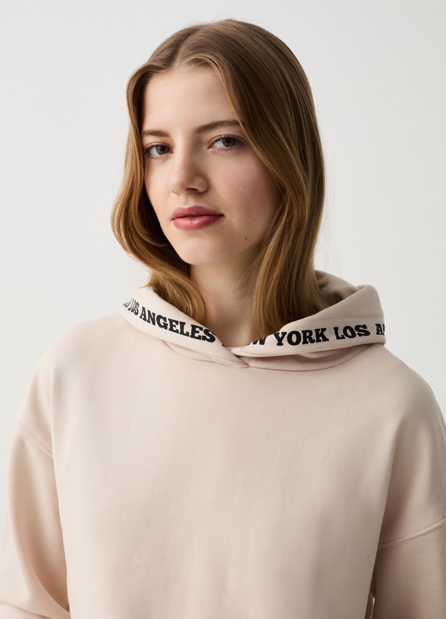 Essential sweatshirt with hood and print
