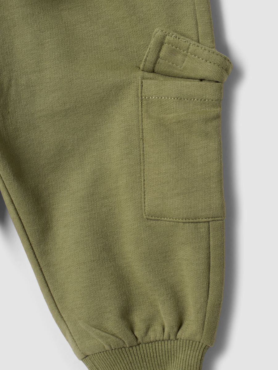 Pantaloni cargo verdi in puro cotone organico con coulisse per neonato_2