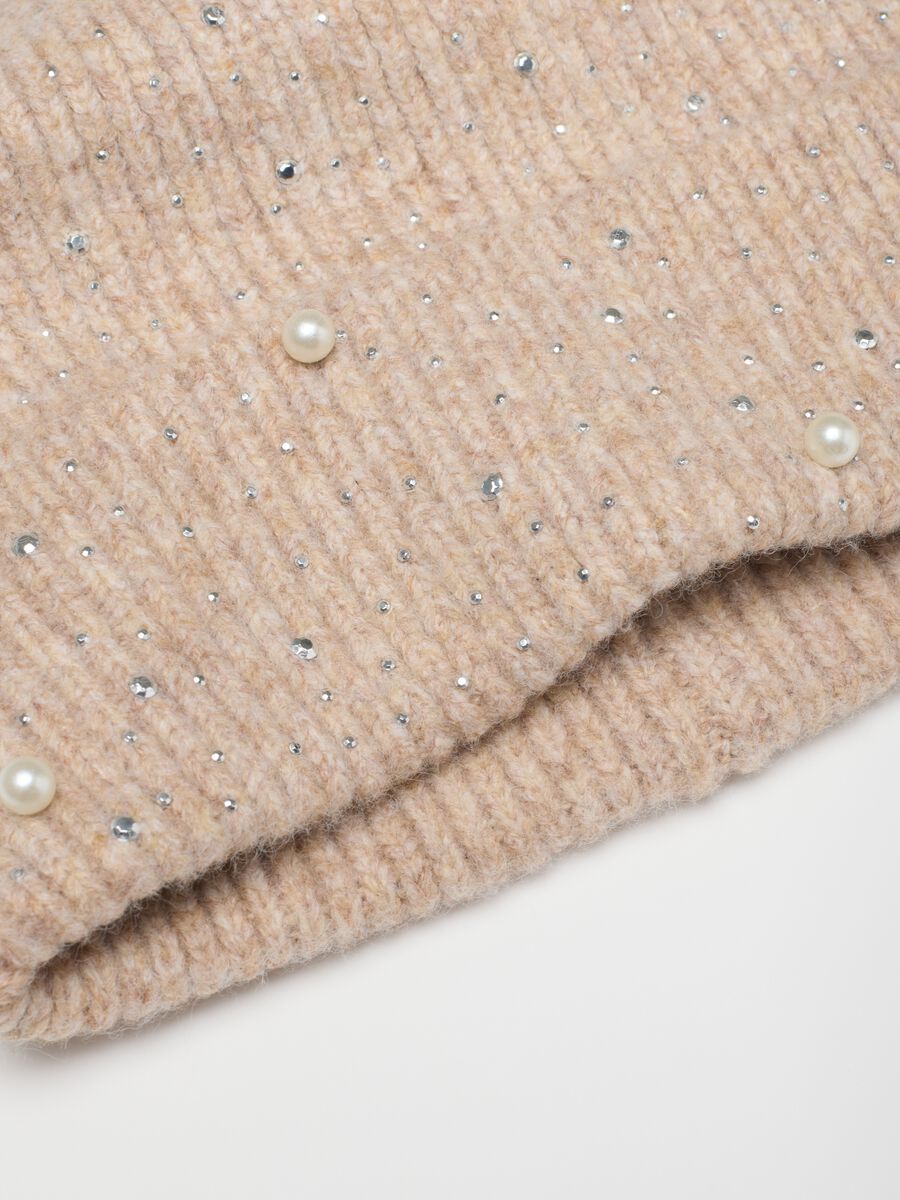 Cappello beige elasticizzato con applicazioni_2