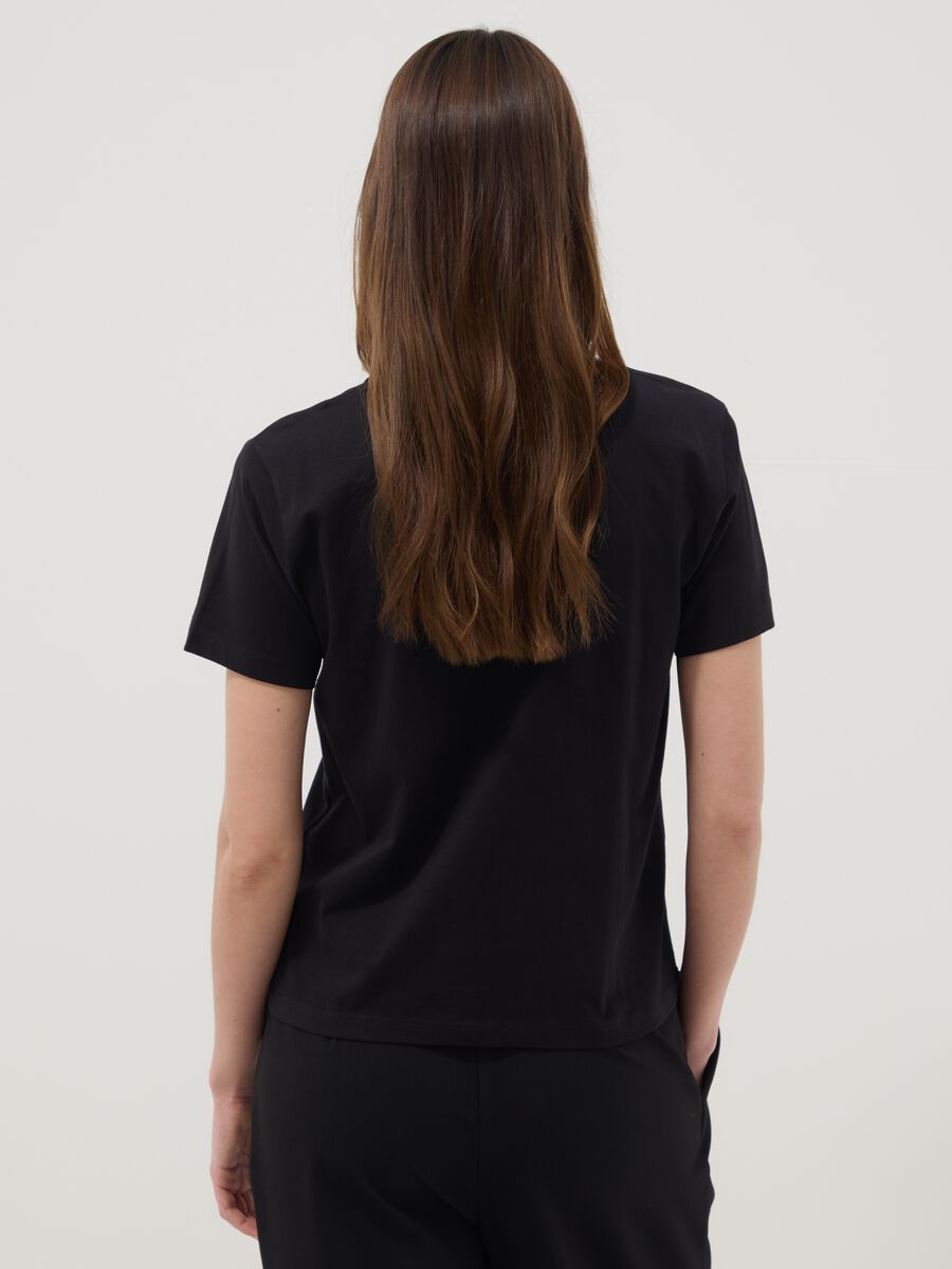 T-shirt in puro cotone nero regular fit con stampa "Il diavolo veste Prada"_3