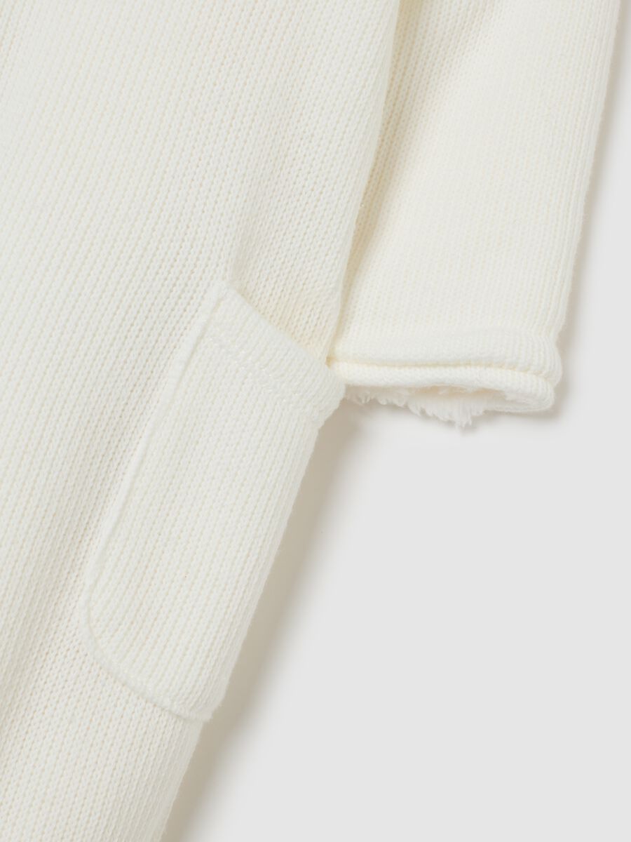 White cotton blend baby onesie with hood and buttons_3