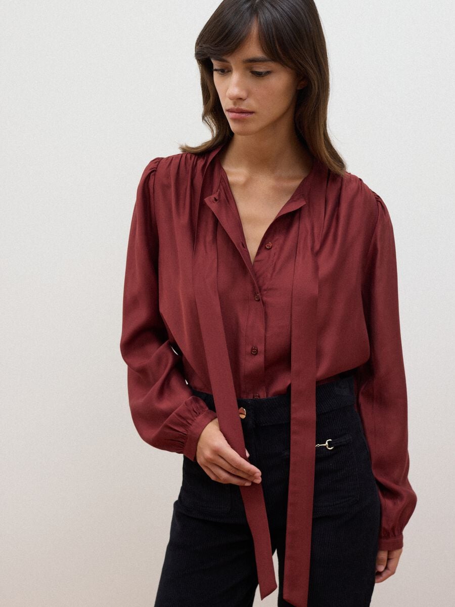 Camicia rossa in misto viscosa con fiocco al collo_1
