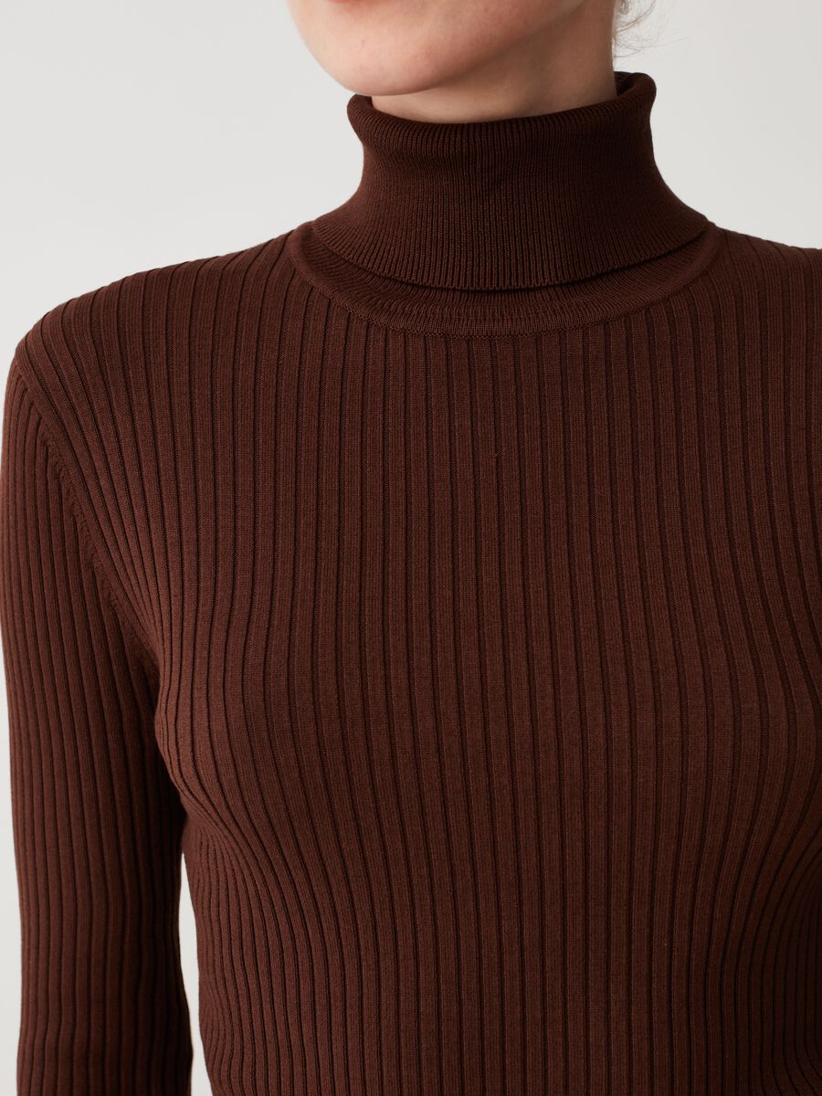 Maglia a coste piatte con collo alto_3