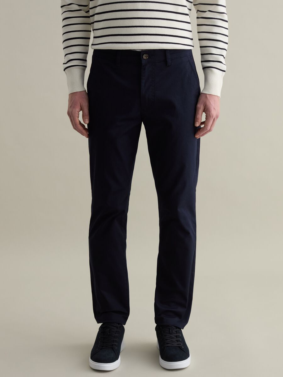 Slim-fit chinos in stretch twill_1